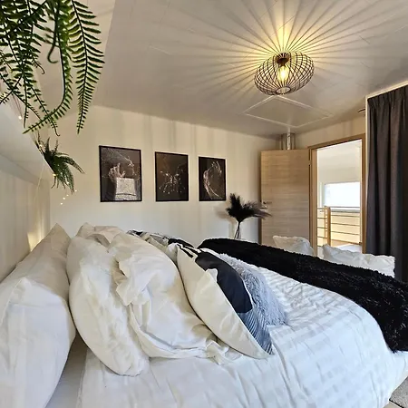 A La Lisiere Du Bois *